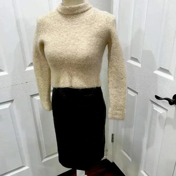 & Other Stories Los Angeles Atelier Alpaca Cropped Sweater - Picture 2 of 11